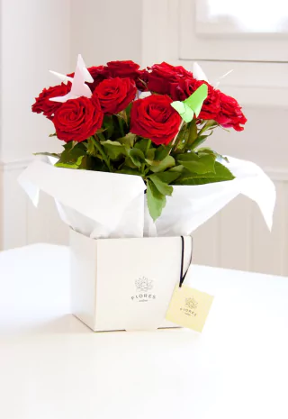 Q2 - Florero con 15 rosas y mariposas