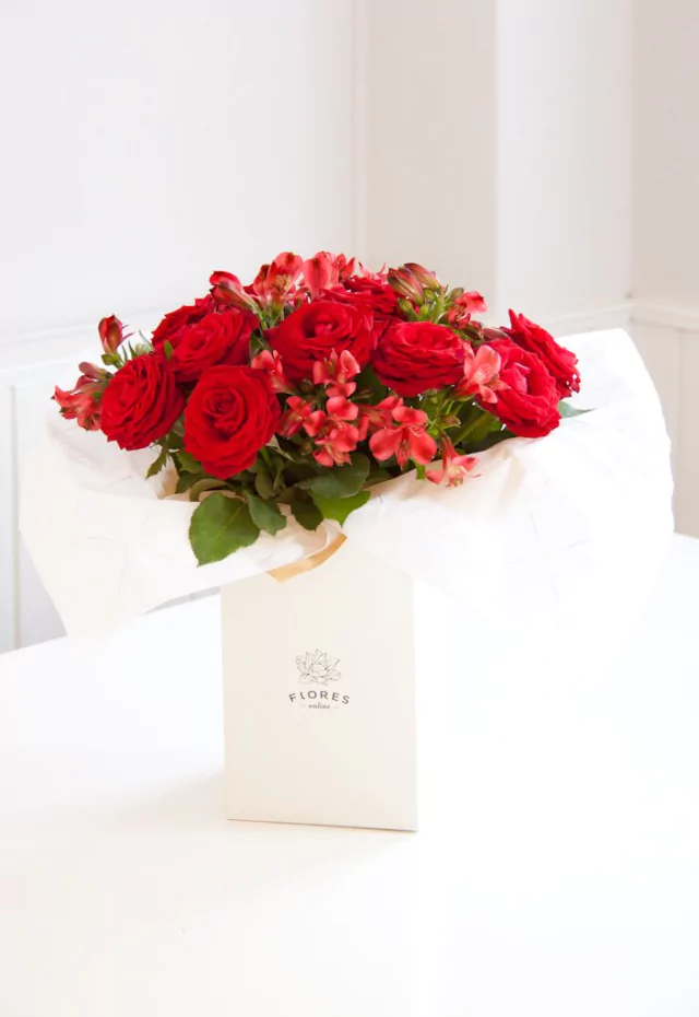 A106 - Florero de Rosas Rojas con Alstroemerias rojas