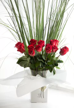 RO4 - Florero con 1 docena de rosas rojas y Cortaderas