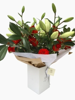 RO24 - Arreglo Floral de Rosas y Lilium