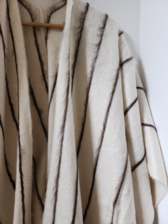 Ruana de guanaco Suyai - comprar online