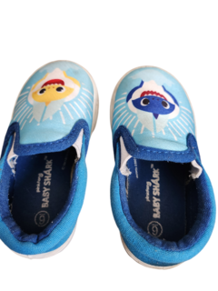 Zapatillas baby shark Talle 6 EEUU 14 cms largo - tienda online