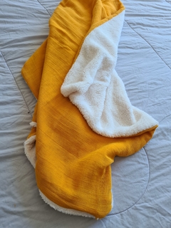 Manta / pie de cama Ontario Mostaza Corderito