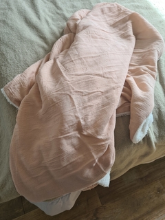 Manta / pie de cama Estambul Rosa Corderito - comprar online