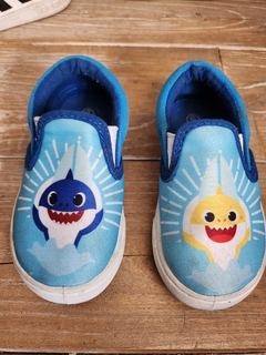 Zapatillas baby shark Talle 6 EEUU 14 cms largo - comprar online