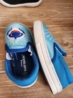 Zapatillas baby shark Talle 6 EEUU 14 cms largo - maria del este