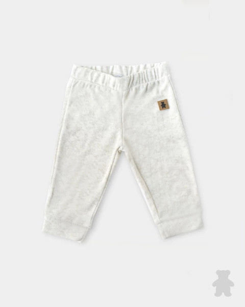 Pantalón de bebé , confeccionado en toalla suave, con cinturilla elástica y un pequeño logo en la parte frontal.
