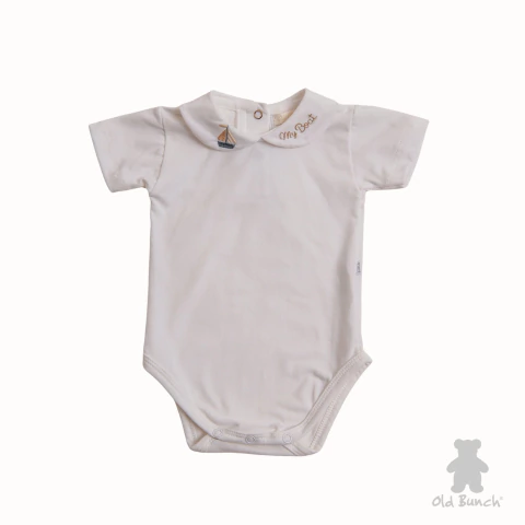 Body blanco para bebé con cuello bordado y diseño de barco