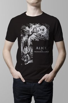 Remera Alicia en el pais de la maravillas negro hombre