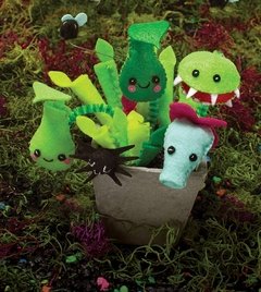 Imagen de Klutz Sew Mini Gardens Sewing Kit