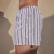 CAMISA BOXER. RISCAS CINZENTAS na internet