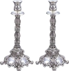 Par de candelabros ornamentados de niquel 35 cm de alto