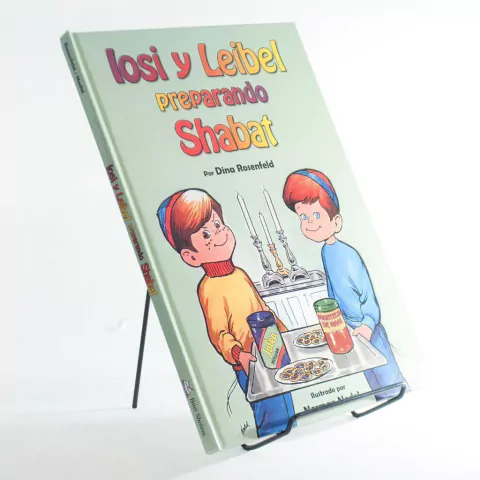 Iosi y Leibel preparando el shabat