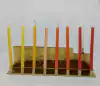 Janukia de aluminio dorado decorada con velas largas
