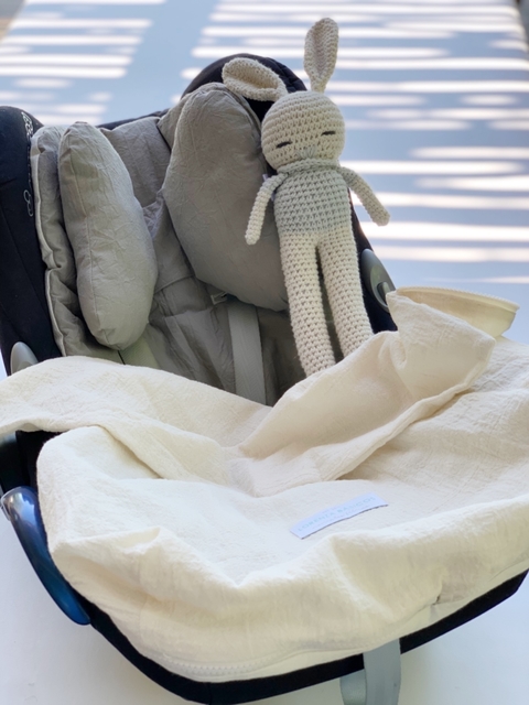 Colchoncito de Tusor Gris con Cubrepies de Gasa natural