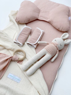 Colchoncito de Tusor Rosa con Cubrepies de Gasa natural en internet