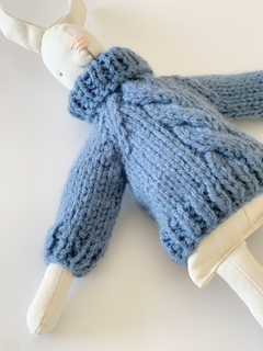 Conejo de Apego de Tela con Sweater Tejido Azul