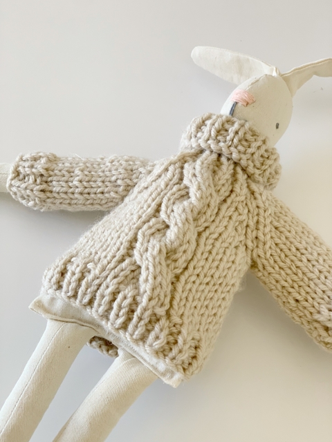 Conejo de Apego de Tela con Sweater Tejido Vison en internet