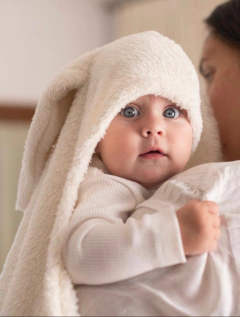 Manta Conejo XL de micropiel off white con Capucha en internet