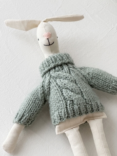 Conejo de Apego de Tela con Sweater Tejido Verde Seco - comprar online