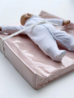 Cambiador Rígido Anti Vuelco con Cinturón de Seguridad Tusor Rosa - Lorenza Básicos 