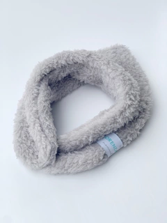 Cuellito o Gorrito de Micropiel Gris lisa - Lorenza Básicos 