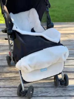 Modelo Exclusivo - Colchoncito de Micropiel Natural lisa con Cubrepies Impermeable y apertura inferior - Lorenza Básicos 