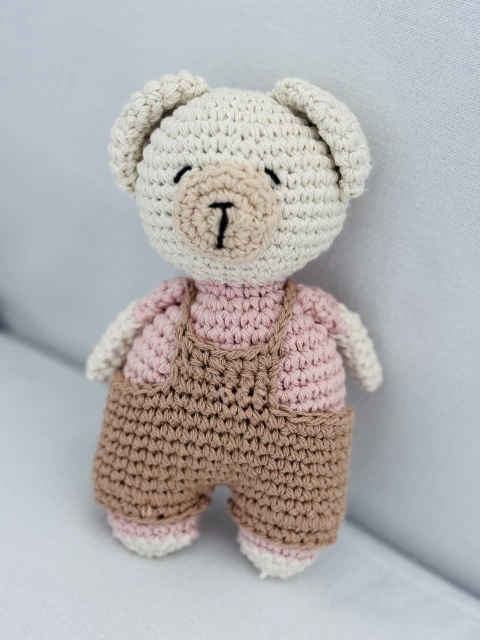 Osito Rosa con jardinero de crochet - comprar online