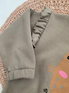 Buzo frisa KARINA visón - Carcajada Ropa de Chicos