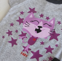 Conjunto gatita gris en internet