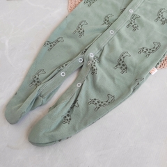Enterito JIRAFITAS verde - Carcajada Ropa de Chicos