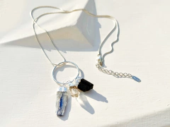 colar Amuleto de cianita azul, cristal e turmalina no banho de prata