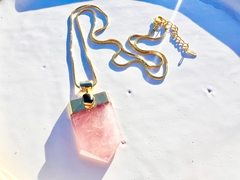 colar Kira de quartzo-rosa e turmalina no banho de ouro 