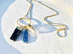 colar Amuleto de cianita azul, cristal e turmalina no banho de ouro