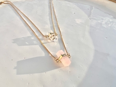 escapulário Nya de cristal e quartzo-rosa no banho de ouro