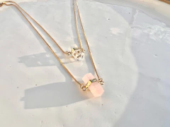 escapulário Nya de cristal e quartzo-rosa no banho de ouro