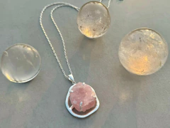 colar Cosmos de quartzo-rosa no banho de prata
