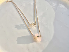 escapulário Nya de cristal e quartzo-rosa no banho de ouro 2