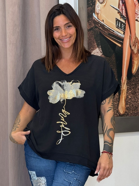 Remera de flor con tallo manga corta - comprar online