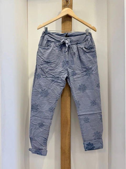 Babucha de gabardina con spandex, detalle bordado flor - comprar online