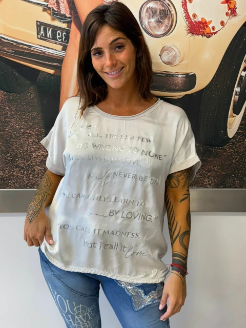 Remera de seda y algodon con letras plateadas - comprar online