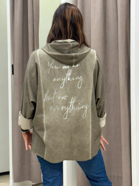Campera de algodón con botones, letra en la espalda - comprar online