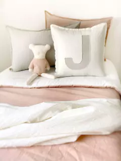 ALMOHADÓN INICIAL J GRIS < sale >
