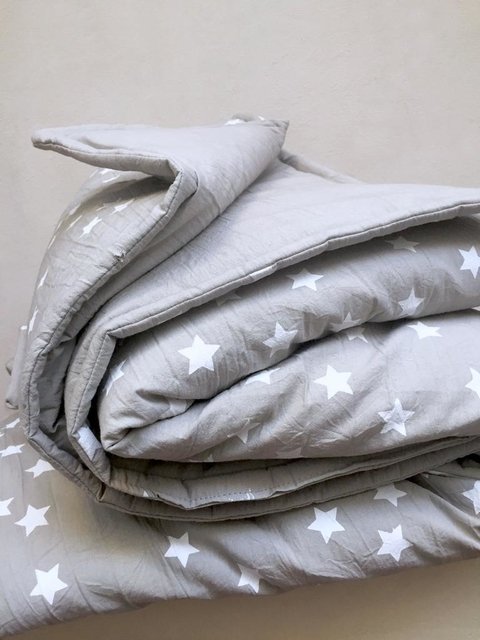 ACOLCHADO GRIS PERLA CON ESTRELLAS BLANCAS { varias medidas }
