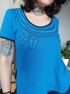 Remera Hamsa Cobalto - comprar online