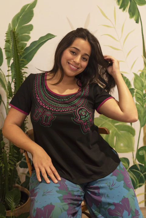 Remera Hamsa Negra y Magenta - comprar online