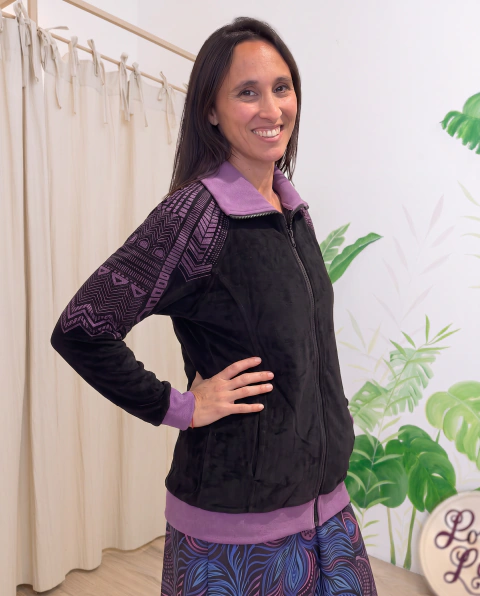 Campera de Plush África Negra con violeta