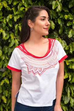 Remera Collares Masai Blanca en internet