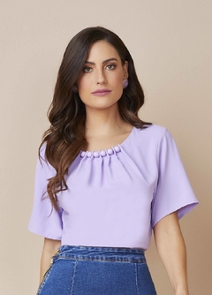 Blusa Plano Lilás Com Detalhe De Pregas E Contas