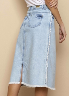 Saia Evasê Jeans Com Desfiados - Majurye Modas